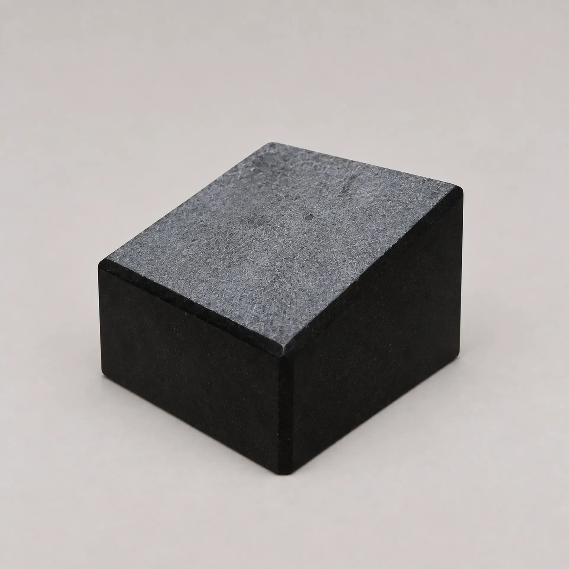 Sokkel in graniet Vierkant (type D) 80mm x 80mm x 60mm/40mm